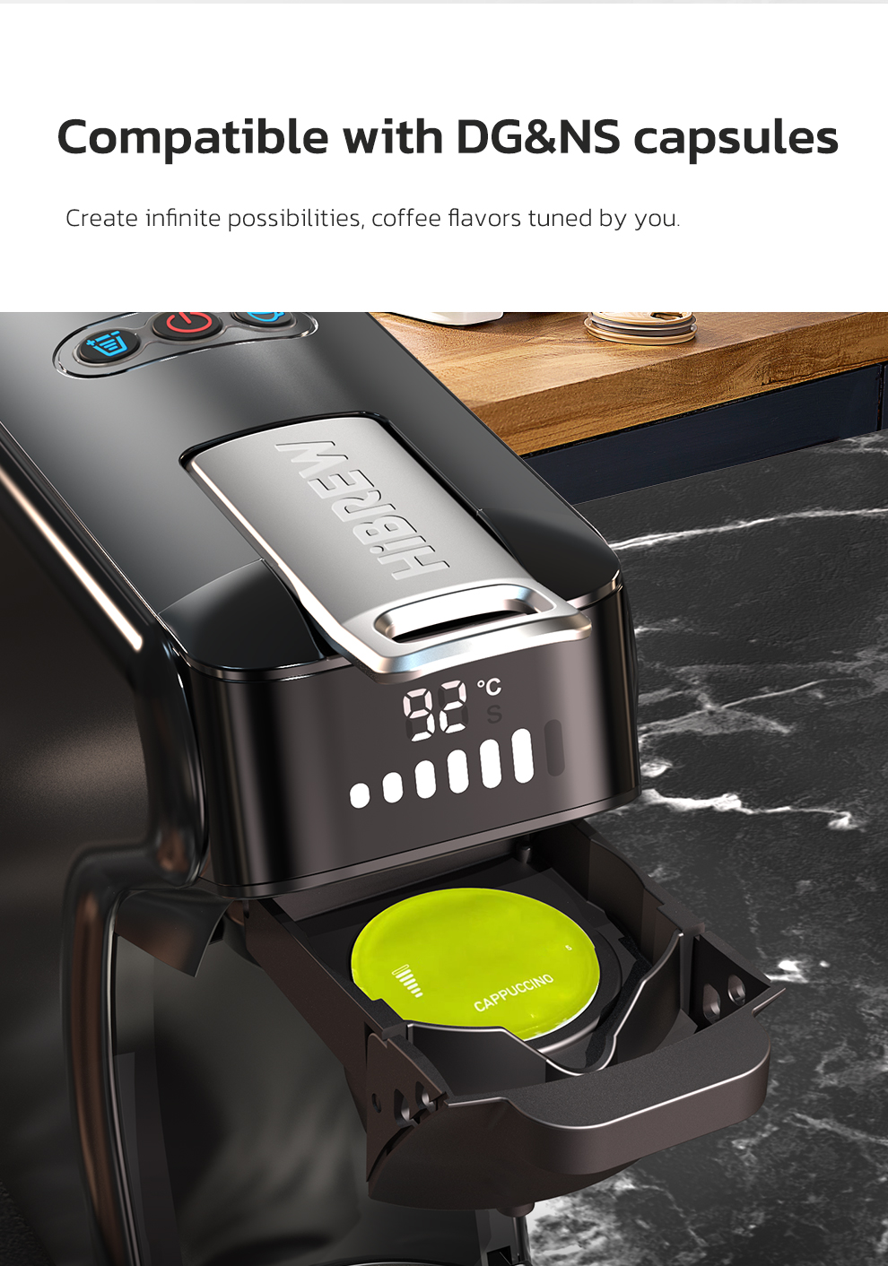 Una macchina da caffè nera con display digitale e una capsula verde nel supporto aperto.
