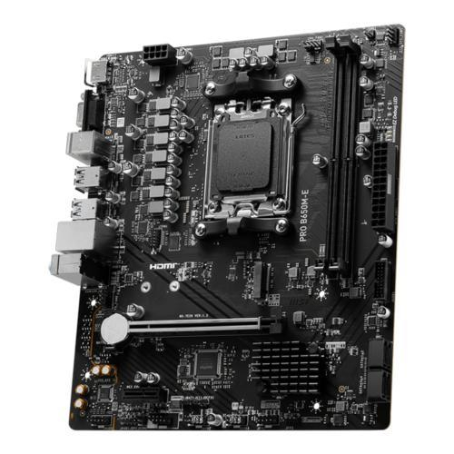 Beyaz arka planda CPU soketi, RAM yuvaları ve çeşitli bağlantı noktaları bulunan siyah bilgisayar anakartı.