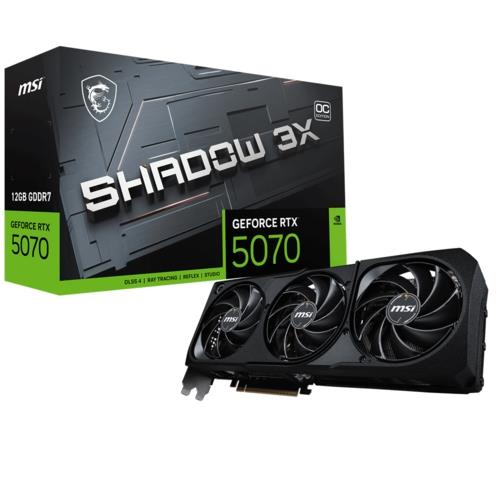 Üç fanlı MSI GeForce RTX 5070 ekran kartı, siyah ve yeşil kutusunun önünde duruyor.