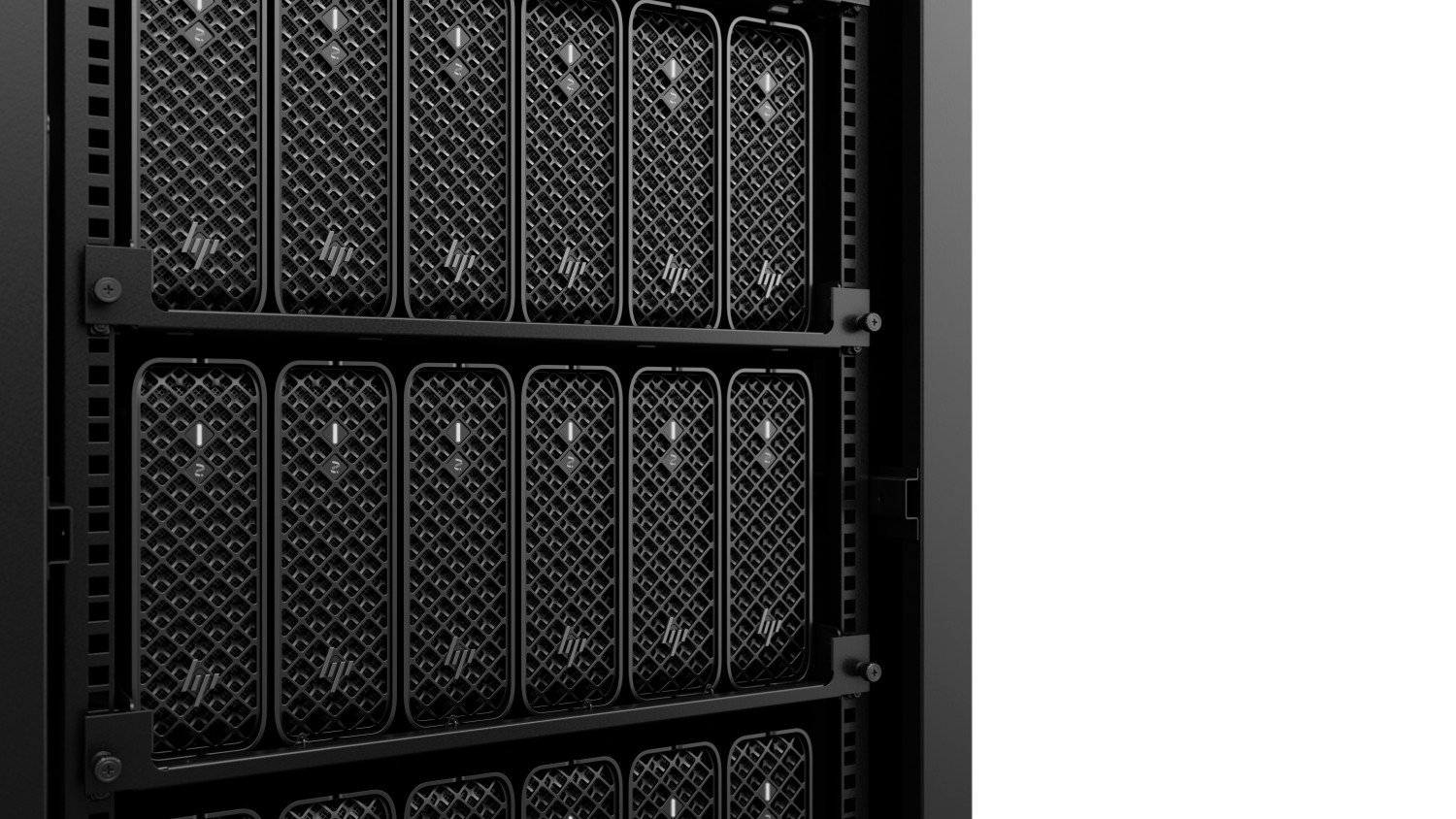 Rack di server con più server HP neri allineati verticalmente.