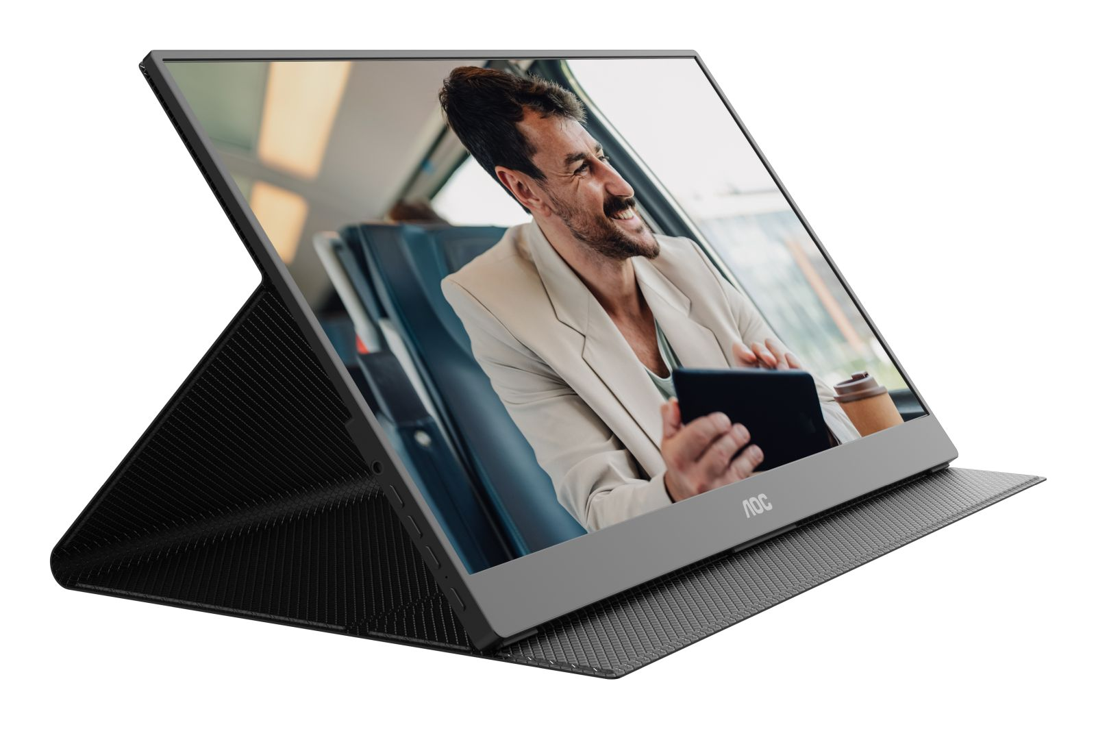 Un monitor portatile AOC mostra un uomo sorridente su un treno con un tablet.