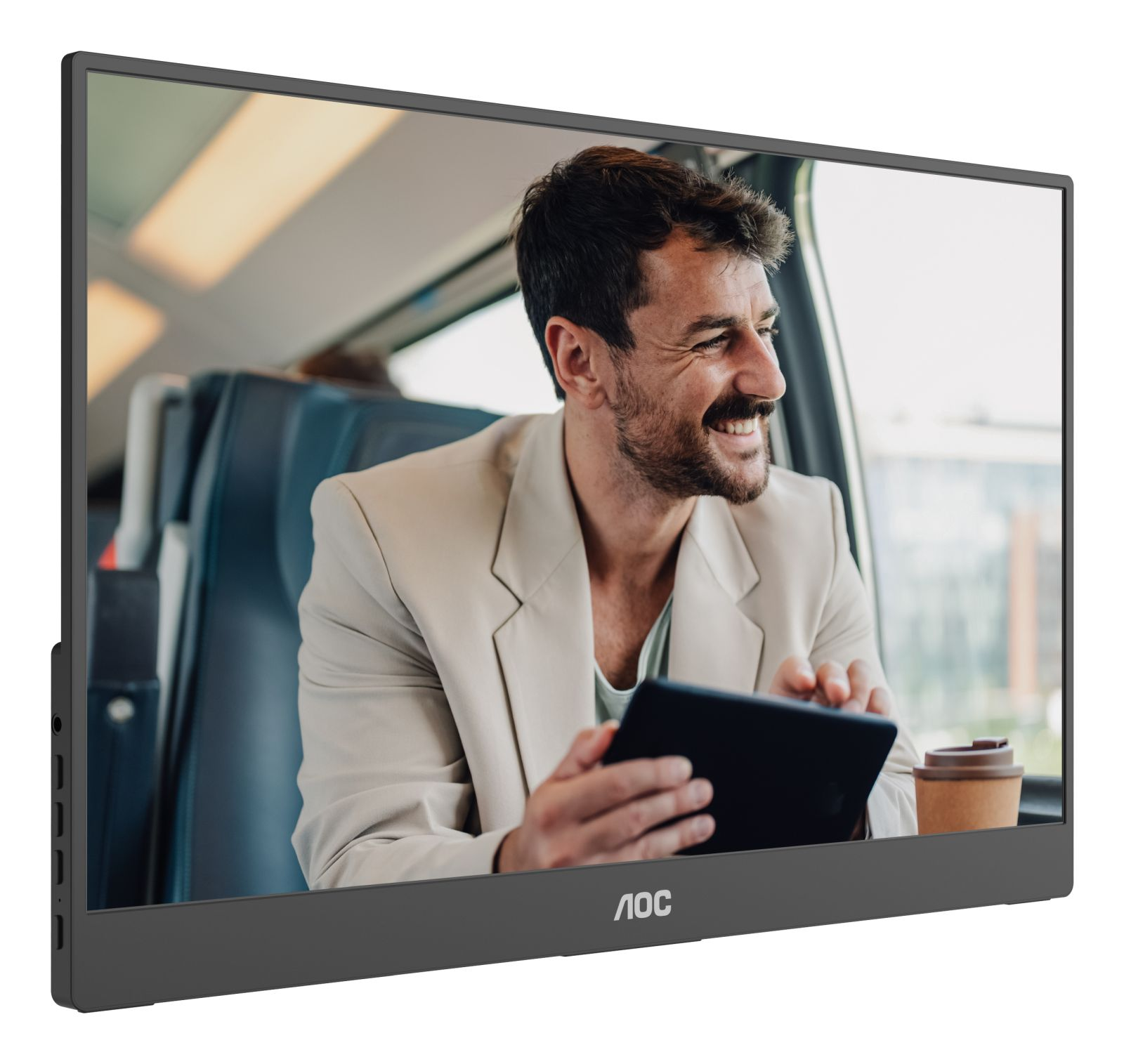 Un monitor portatile AOC mostra un uomo sorridente su un treno che usa un tablet.