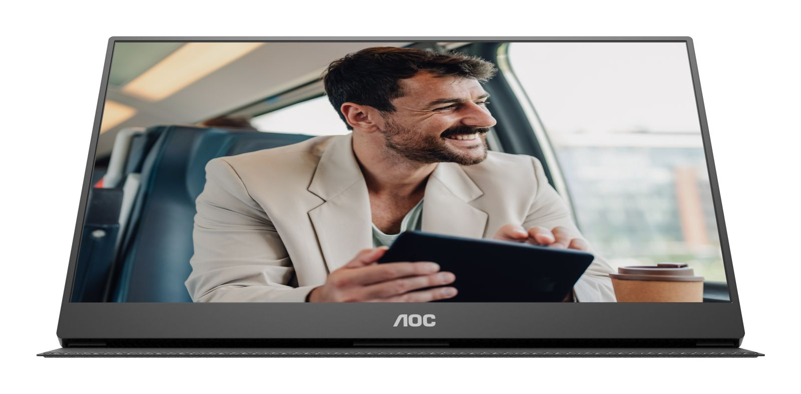 Un monitor portatile AOC mostra un uomo sorridente che usa un tablet su un treno.