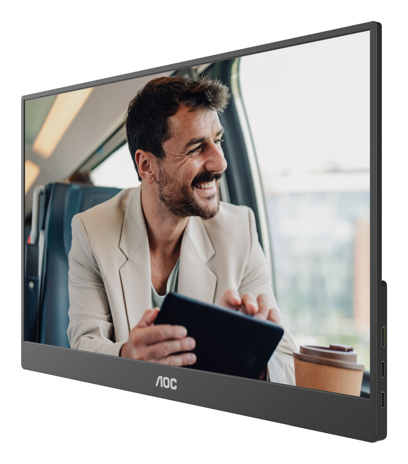 Un monitor portatile AOC mostra un uomo sorridente su un treno che usa un tablet.