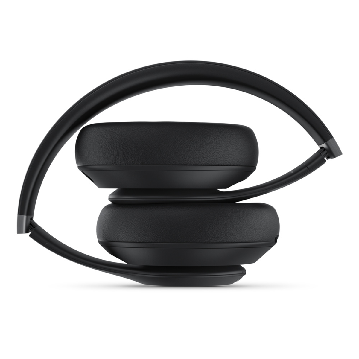Cuffie on-ear nere pieghevoli, ripiegate in modo compatto su sfondo bianco.