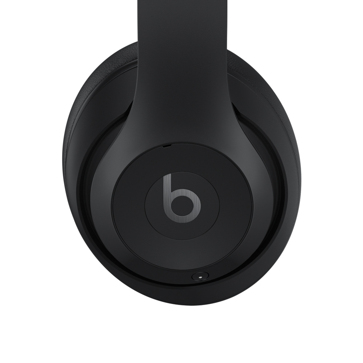 Primo piano di un padiglione auricolare nero Beats con logo argentato.