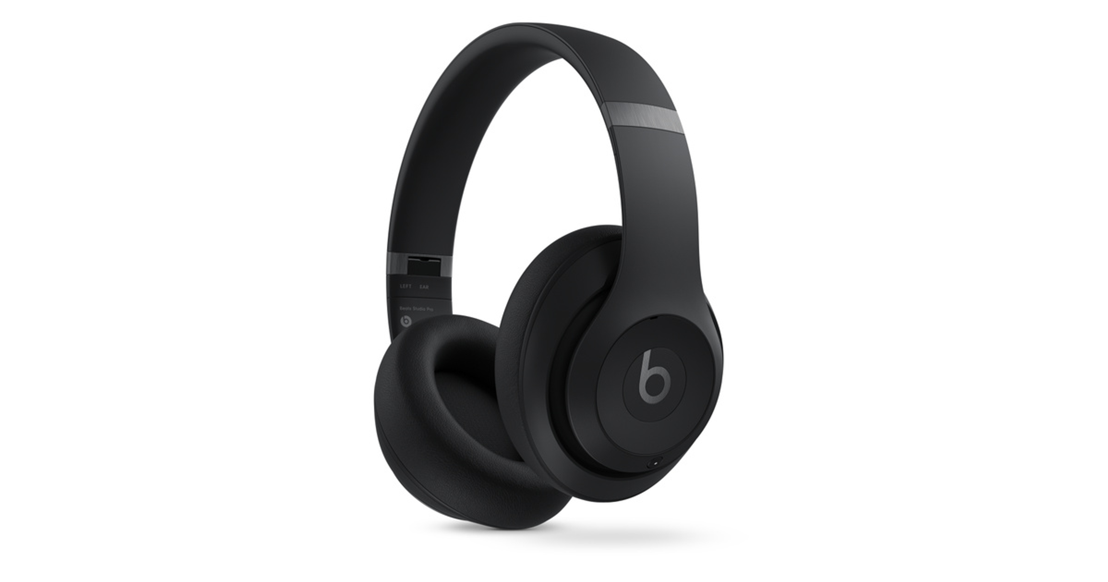 Cuffie over-ear wireless nere con finitura opaca e logo Beats sul padiglione auricolare, su sfondo bianco.