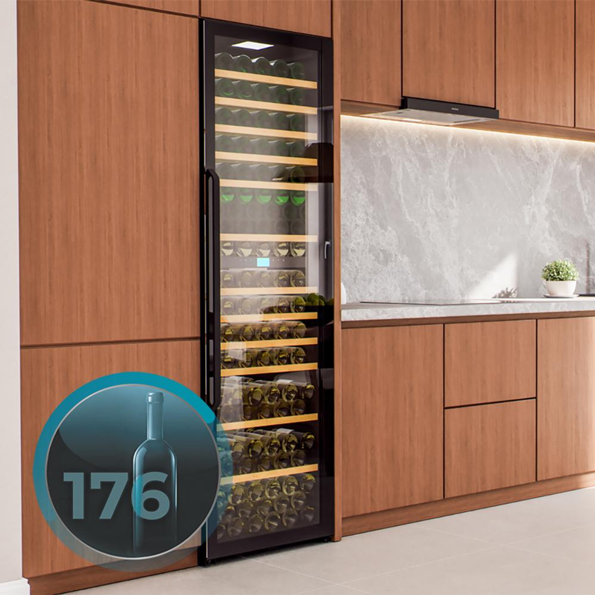 Nevera de vinos moderna llena de botellas en una cocina de madera elegante, con un icono de 176 botellas.