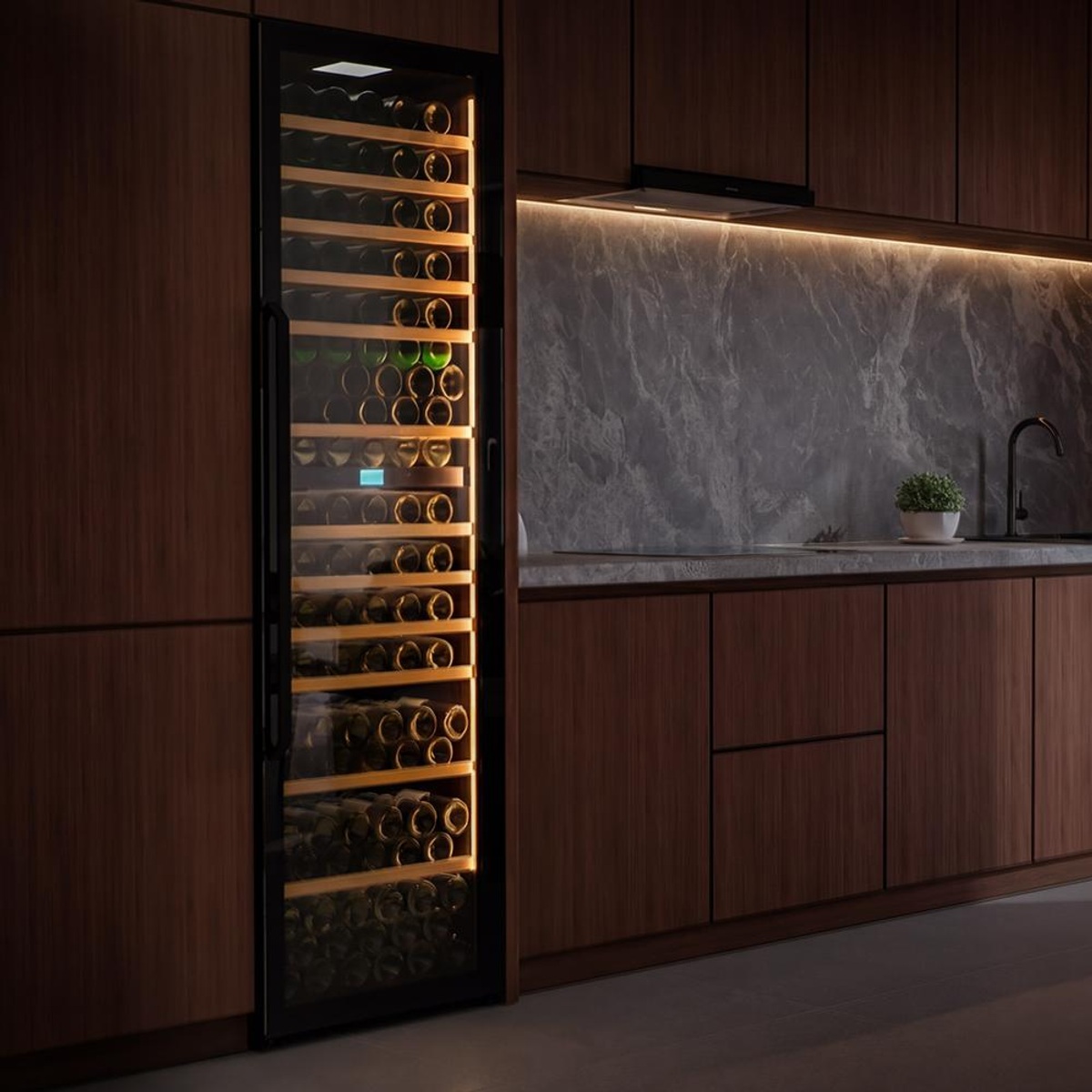 Una vinoteca iluminada se encuentra en una cocina moderna con gabinetes de madera oscura.