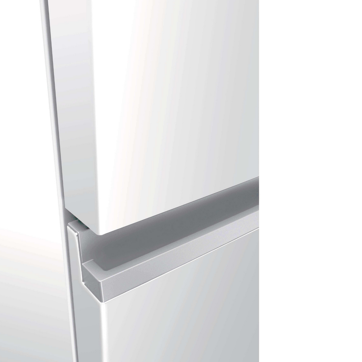 Primer plano de la puerta de un refrigerador blanca con tirador horizontal integrado sobre fondo liso.
