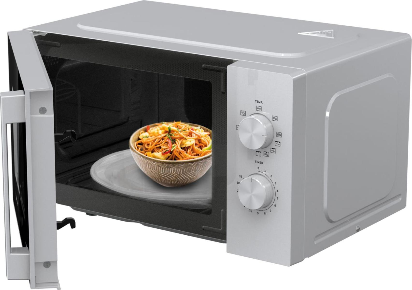 Un microonde grigio con la porta aperta, una ciotola di noodles si trova su un piatto girevole all'interno.