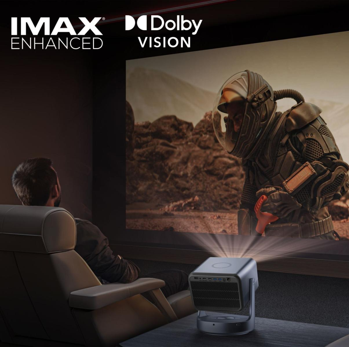 Un hombre sentado en un sillón mira una película de un astronauta proyectada en la pared por un proyector.