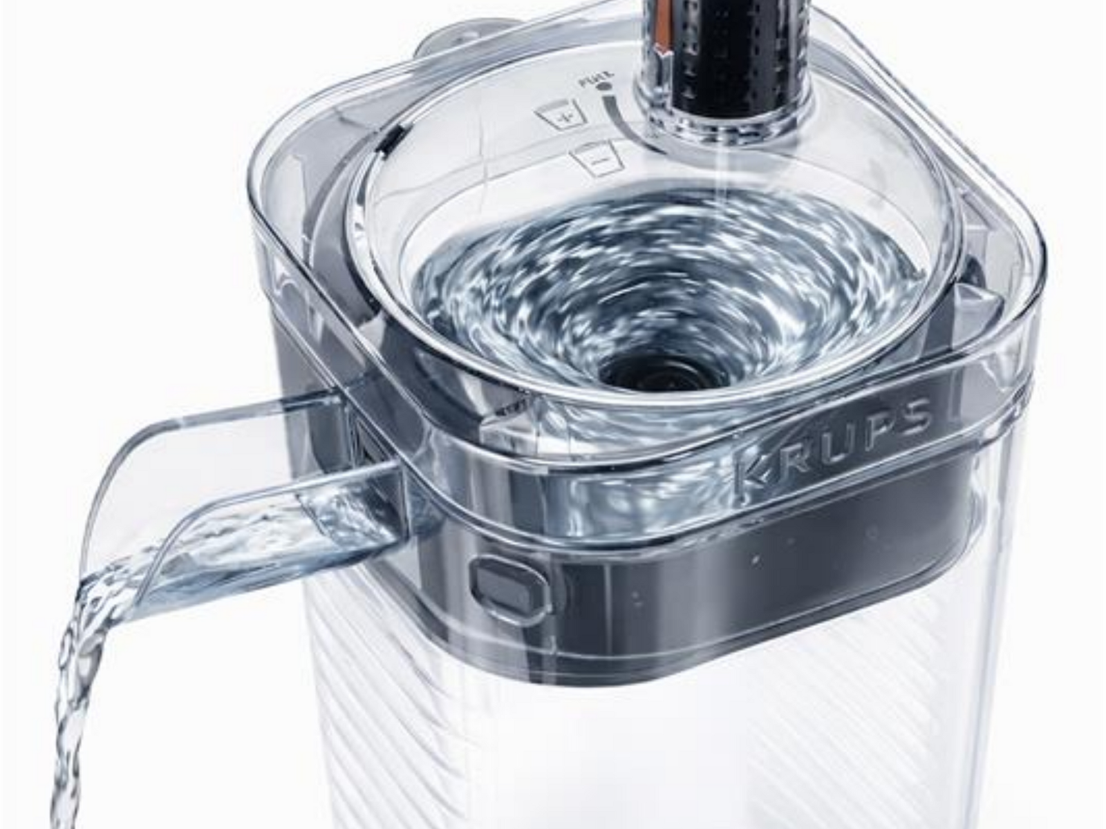 Una caraffa d'acqua in plastica trasparente con un vortice d'acqua all'interno e un flusso.
