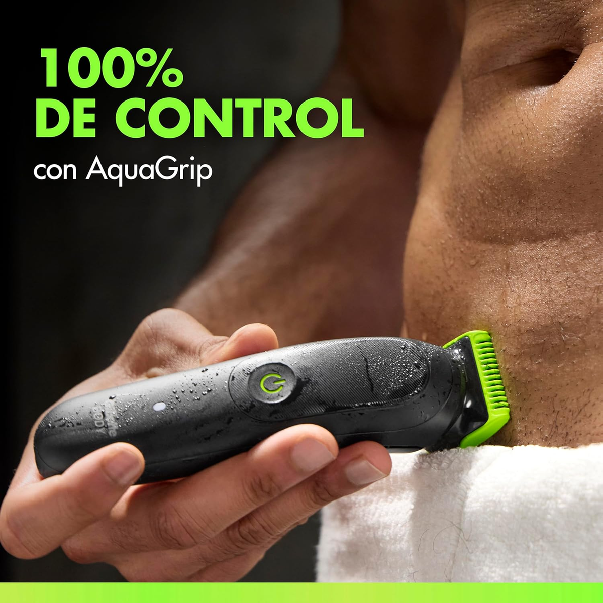 Una persona usa un rifinitore nero con testa verde per il corpo.