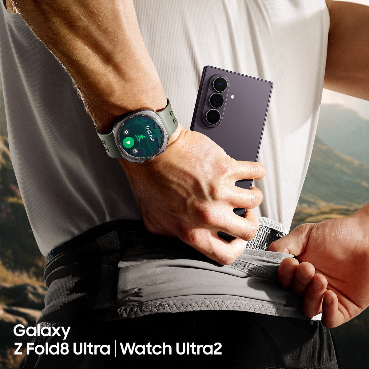 Persona in abbigliamento sportivo tiene uno smartphone viola in tasca in vita, con uno smartwatch al polso.