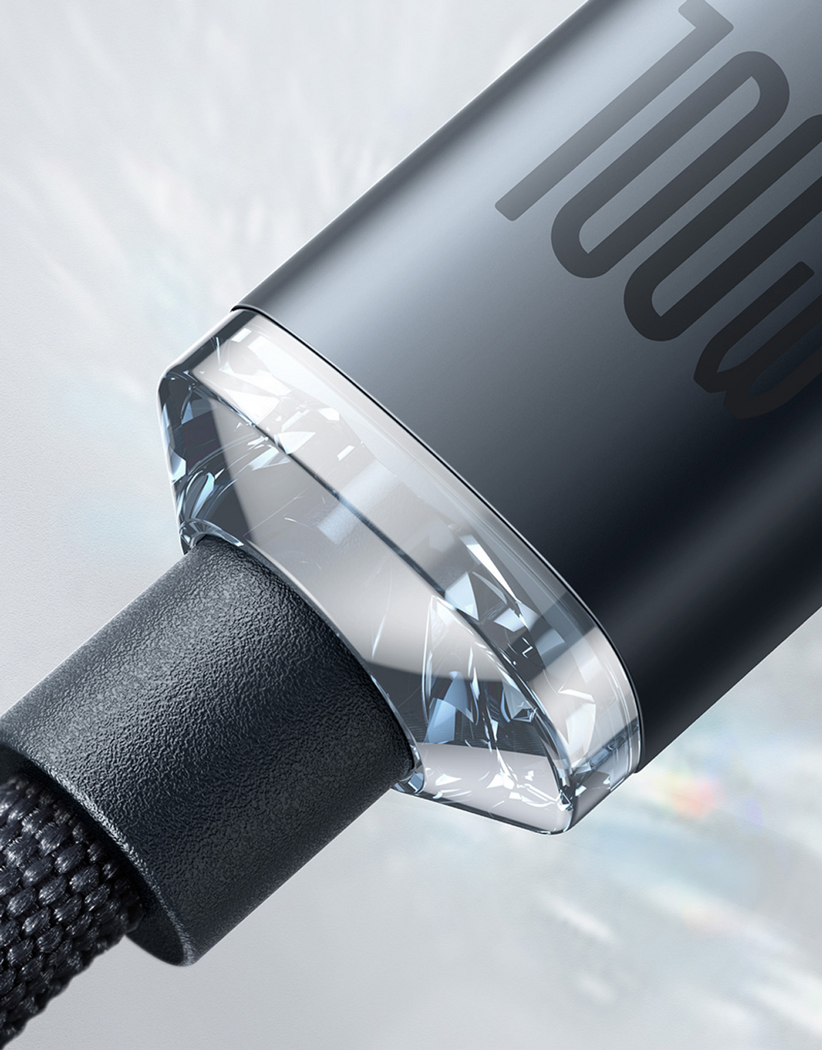Close-up van een grijze 100W oplaadkabel met een transparant element en een gevlochten snoer.