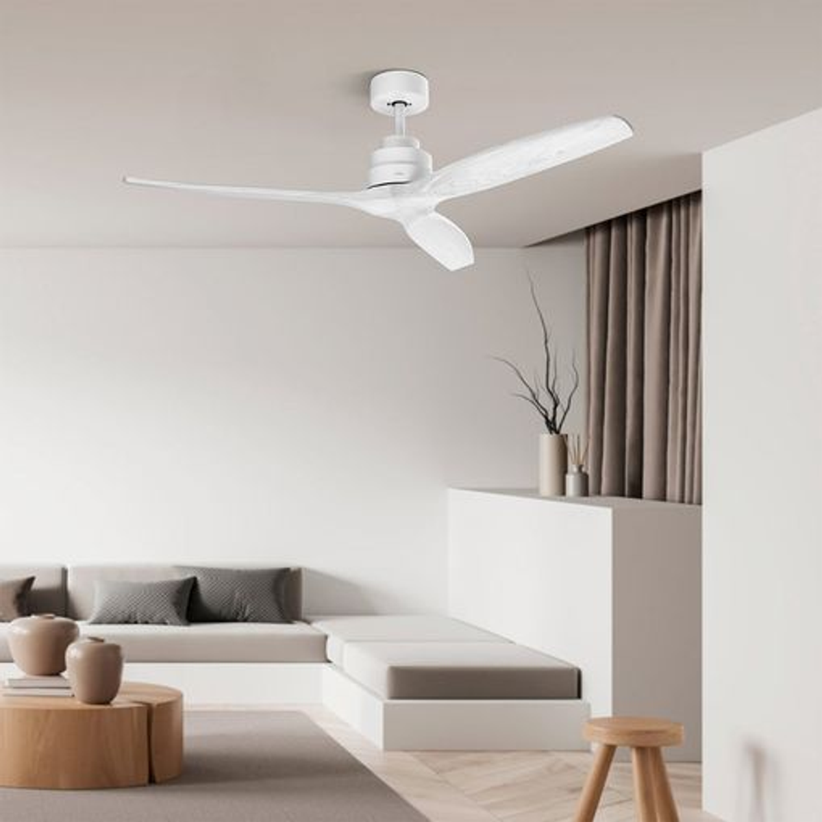 Moderno ventilador de techo blanco en una sala de estar minimalista con muebles y cortinas claros.
