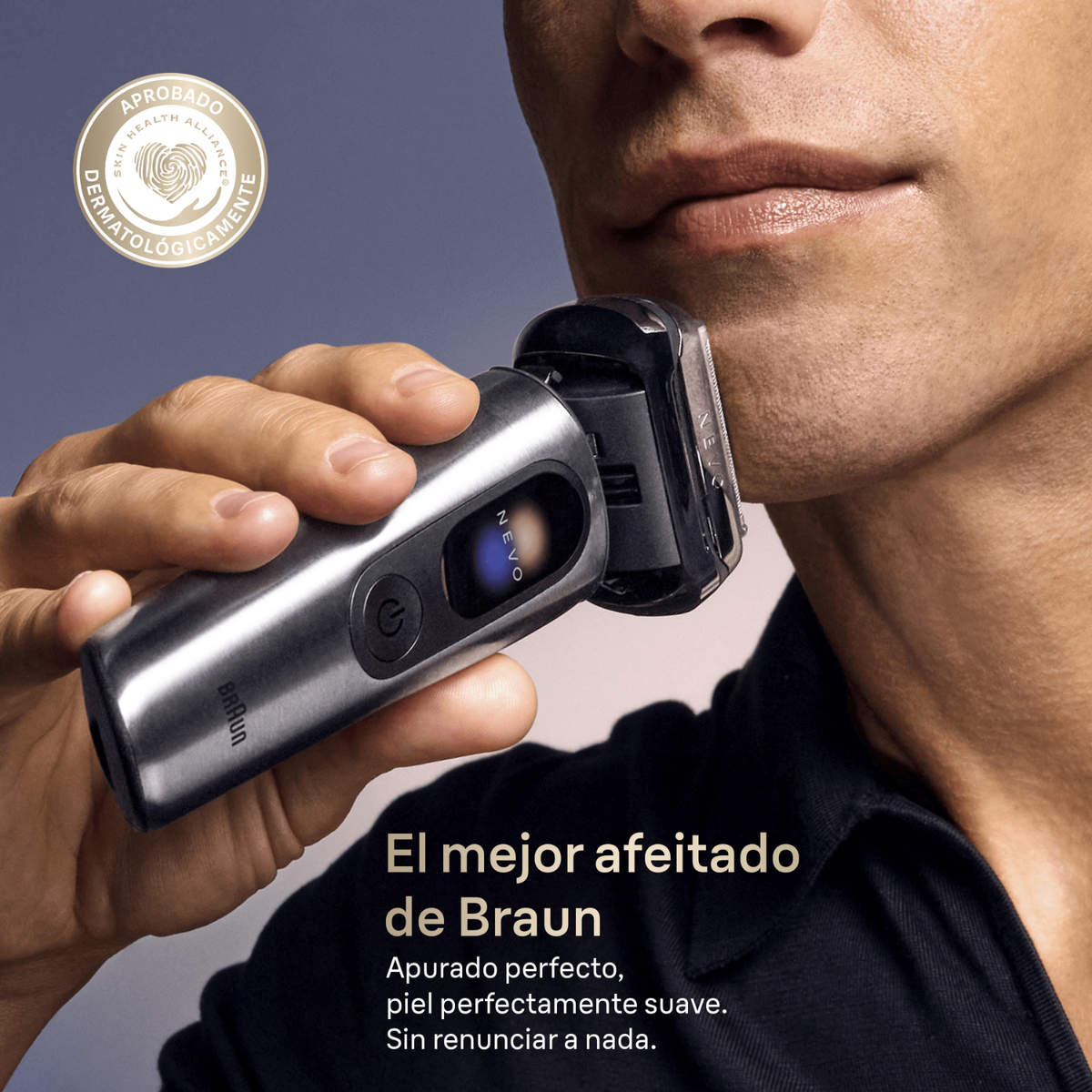 Un uomo si rade il viso con un rasoio elettrico Braun argentato, con testo pubblicitario.