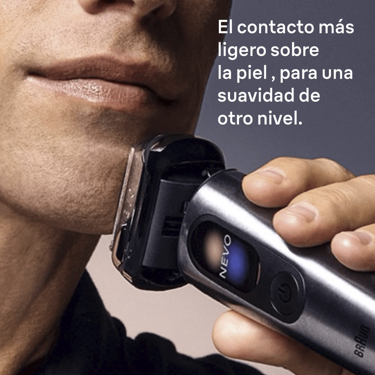 Un uomo si rade il viso con un rasoio elettrico, con testo in spagnolo sullo sfondo.