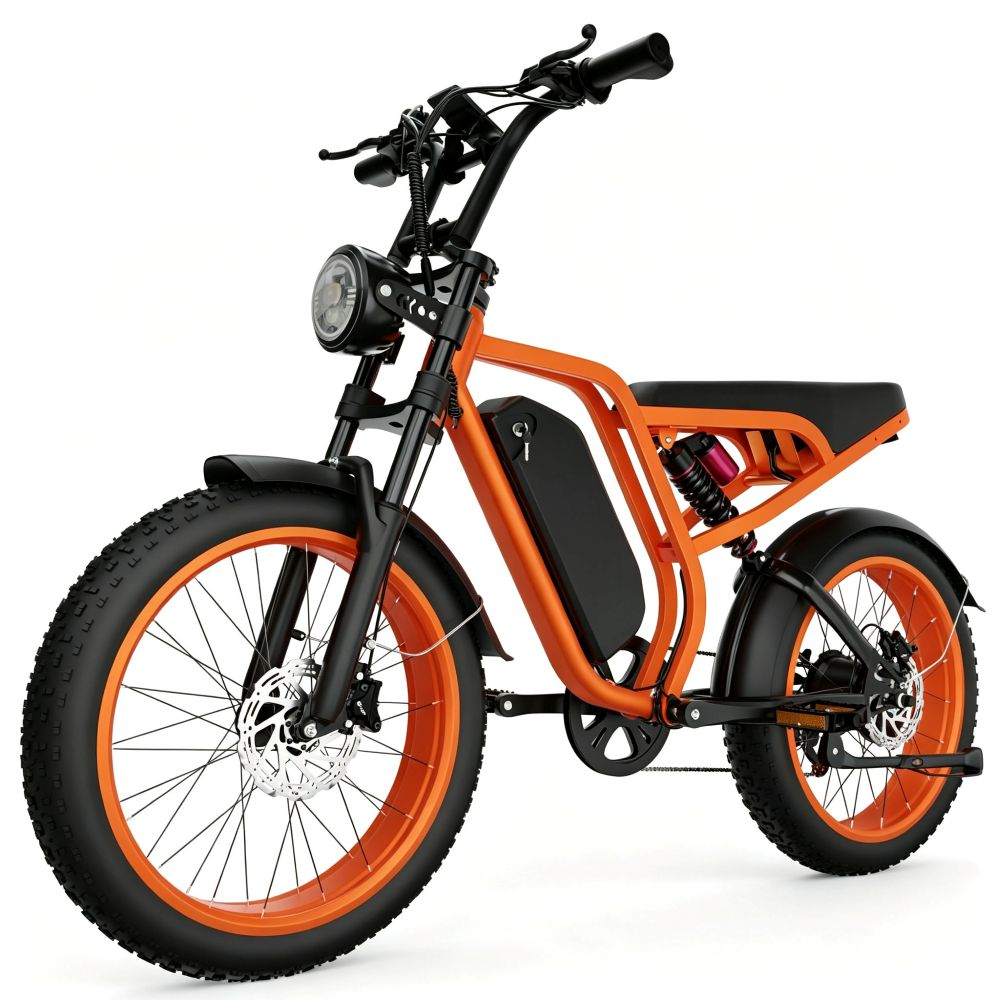 Una bicicletta elettrica arancione e nera con pneumatici larghi, faro anteriore e sospensioni su sfondo bianco.