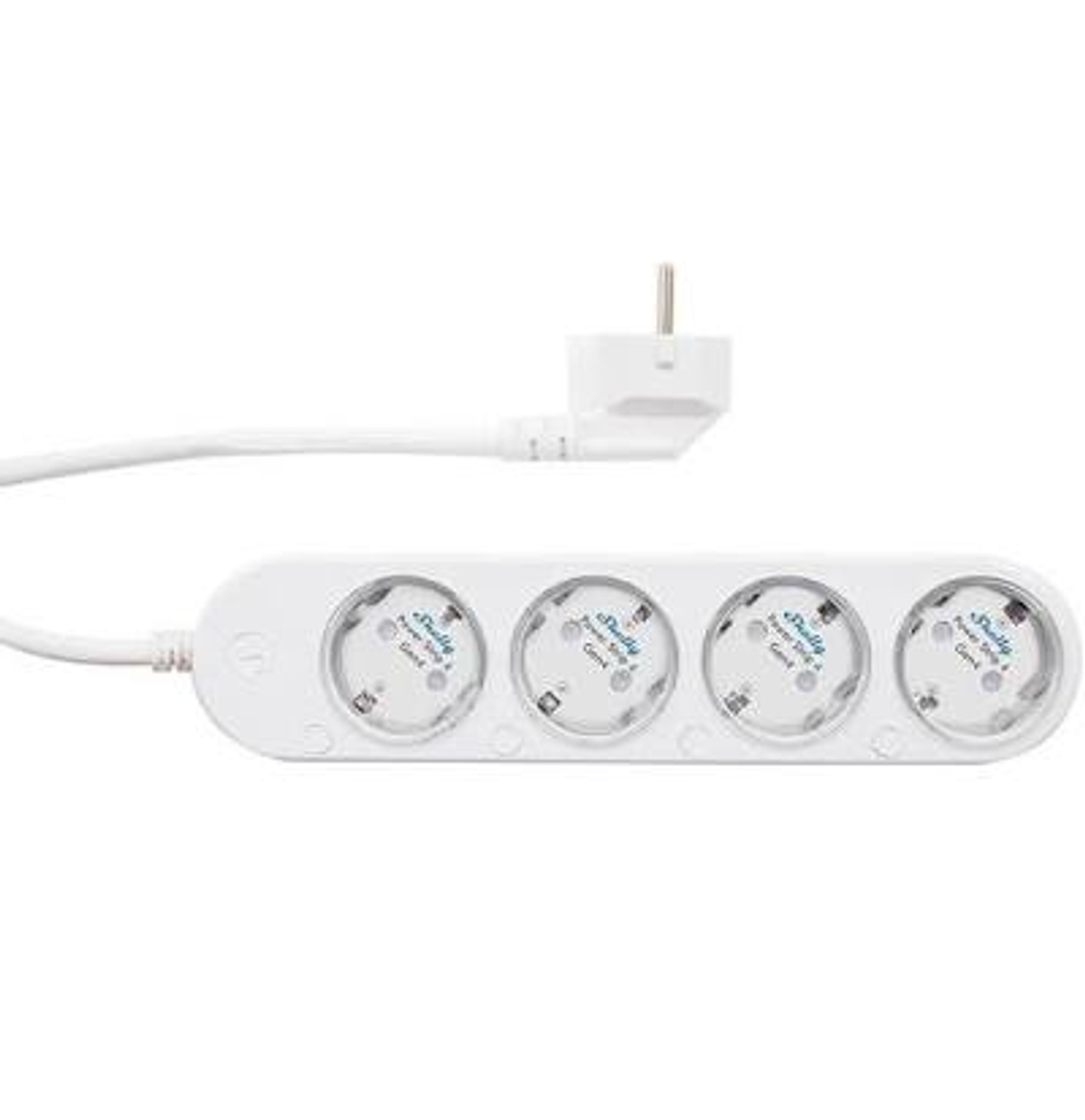 Una regleta blanca de cuatro enchufes con cable y clavija sobre fondo blanco.
