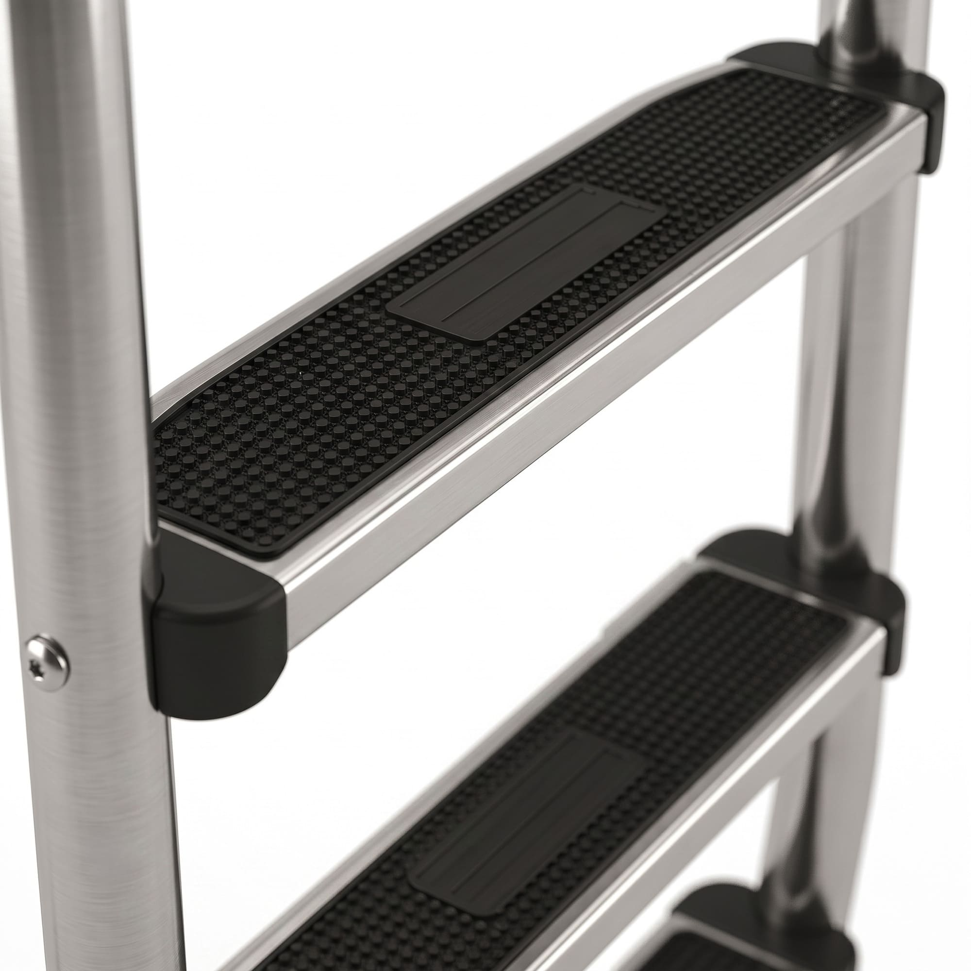 Primer plano de una escalera de acero inoxidable con peldaños de goma negra sobre fondo blanco.