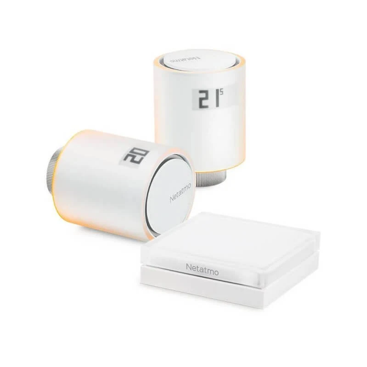 Dos válvulas termostáticas blancas Netatmo con pantalla digital y un concentrador blanco sobre fondo blanco.
