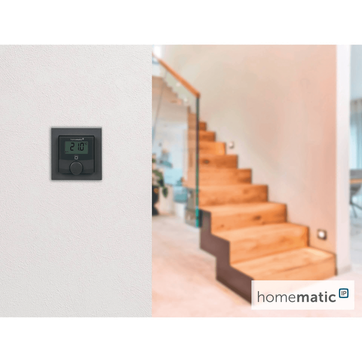 Un thermostat Homematic IP sombre sur un mur blanc, avec un escalier en bois à l'arrière-plan.
