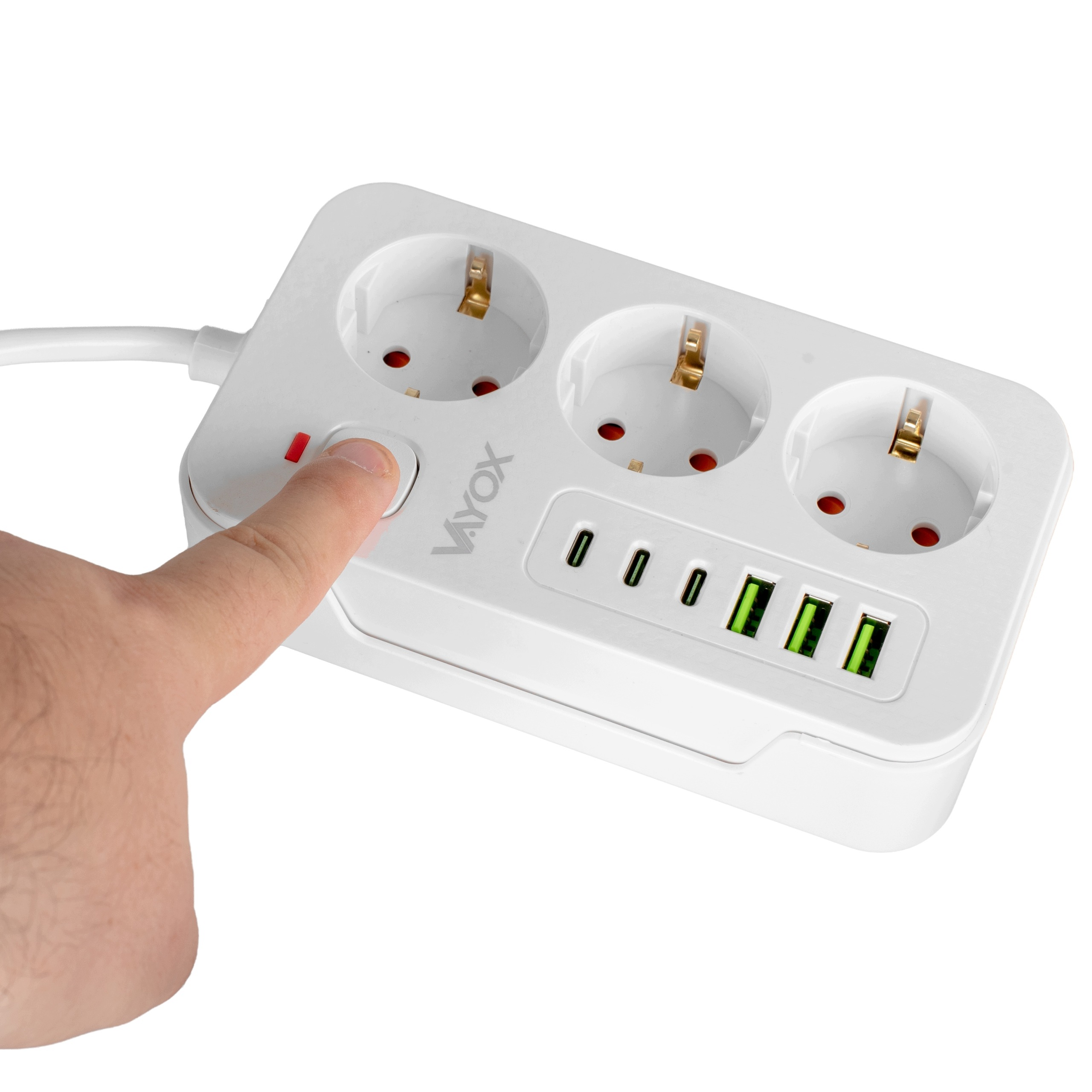 Ręka naciska włącznik na białej listwie zasilającej Vayox z trzema gniazdami sieciowymi i sześcioma portami USB.