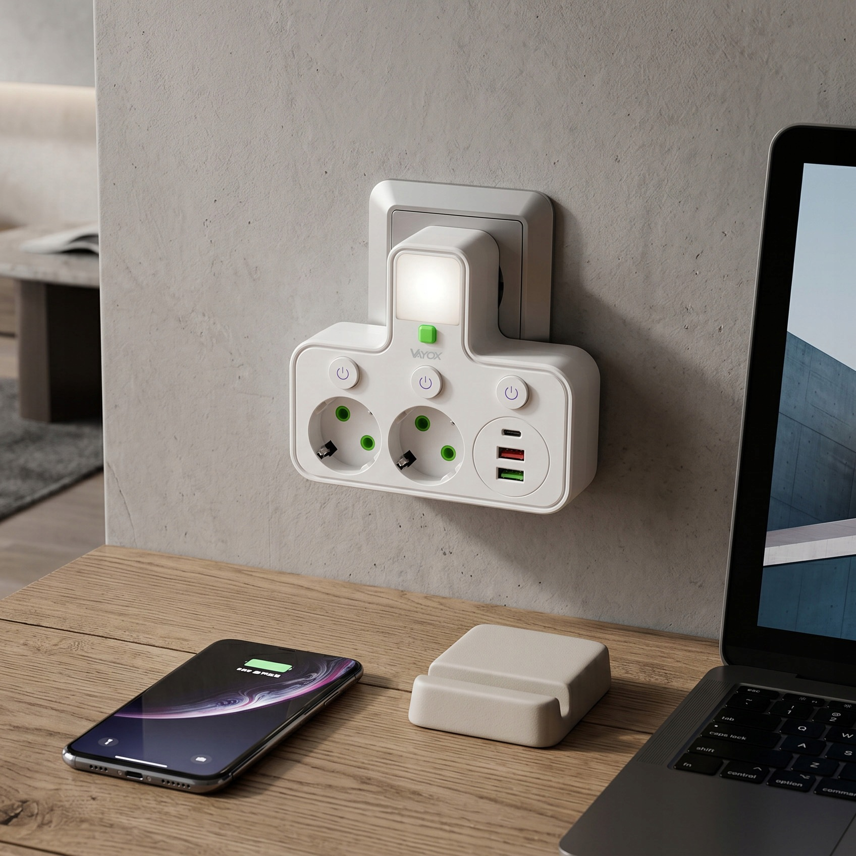 Biała listwa zasilająca z lampką nocną i portami USB jest włożona do szarej ściany nad biurkiem.