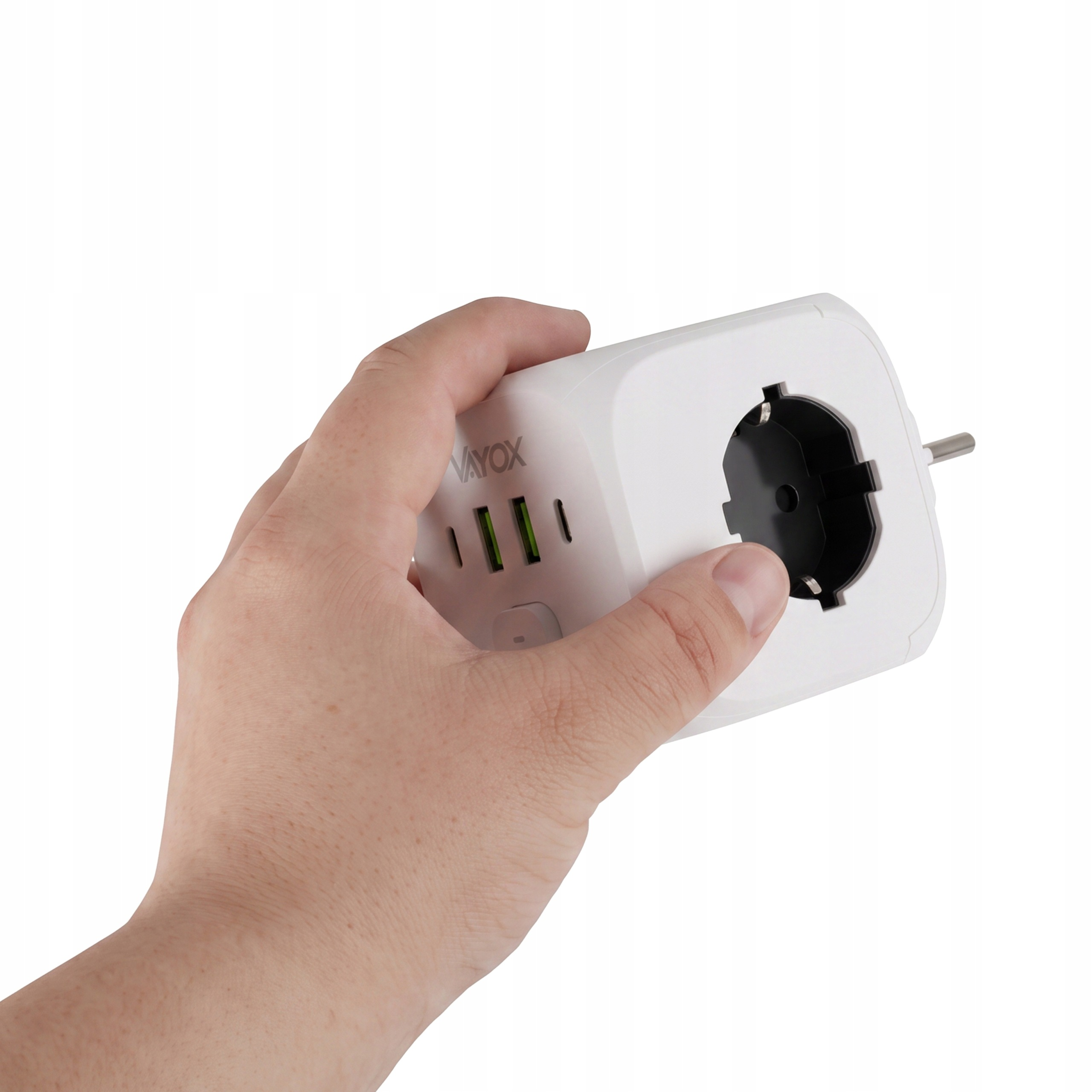Egy kéz egy fehér, USB-portokkal ellátott elosztó adaptert tart fehér háttér előtt.