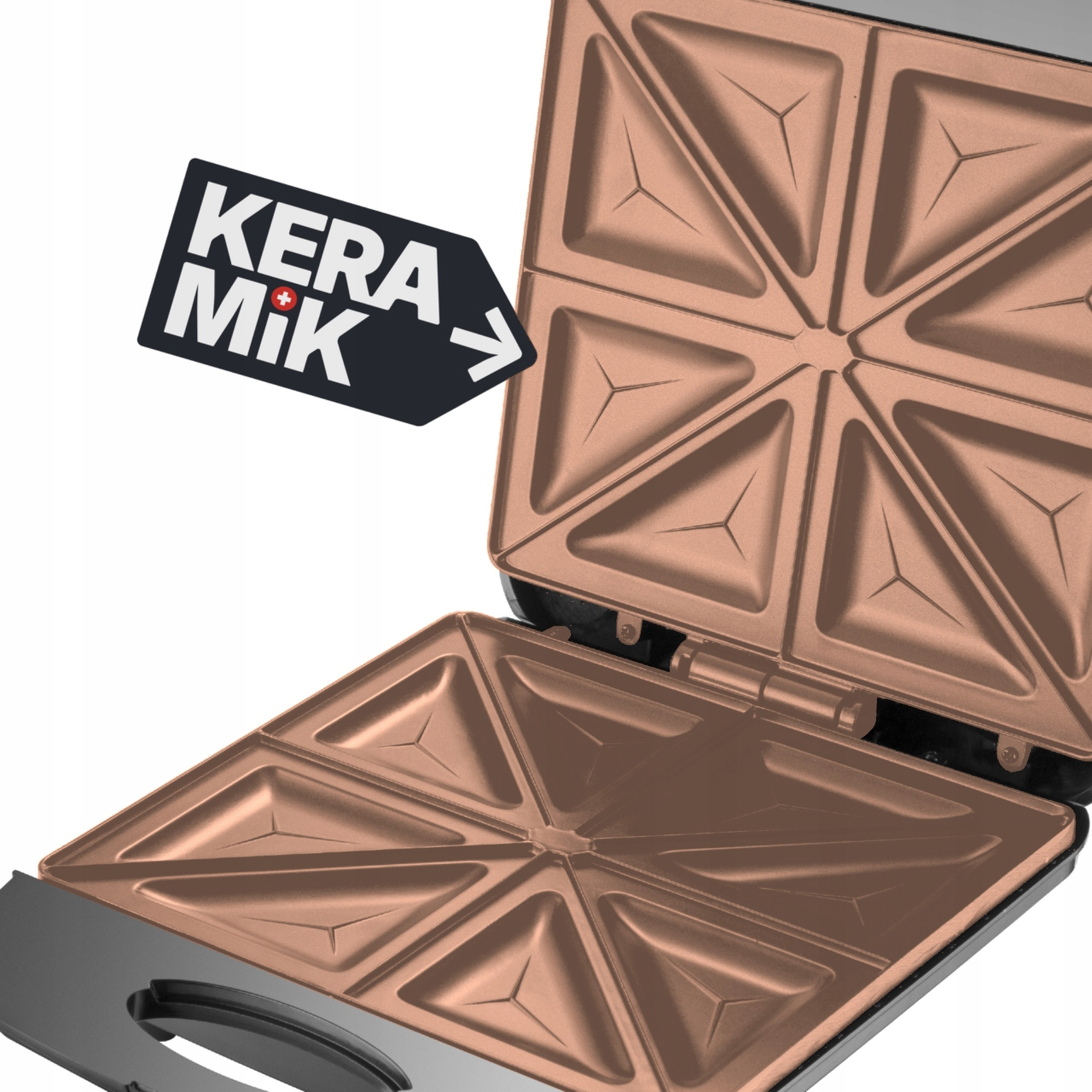 Ein offener Sandwichmaker mit kupferfarbenen, dreieckigen Platten und einem schwarzen KeraMik-Logo.