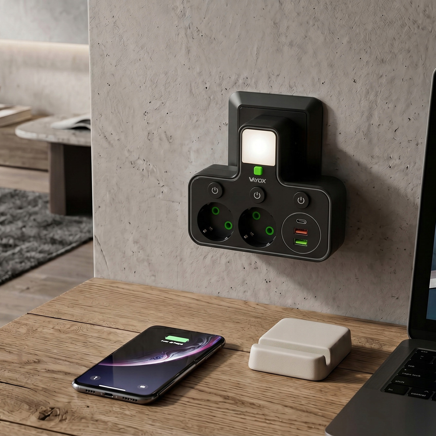 Czarna listwa zasilająca z USB i światłem na betonowej ścianie; smartfon i stojak na drewnianym biurku.
