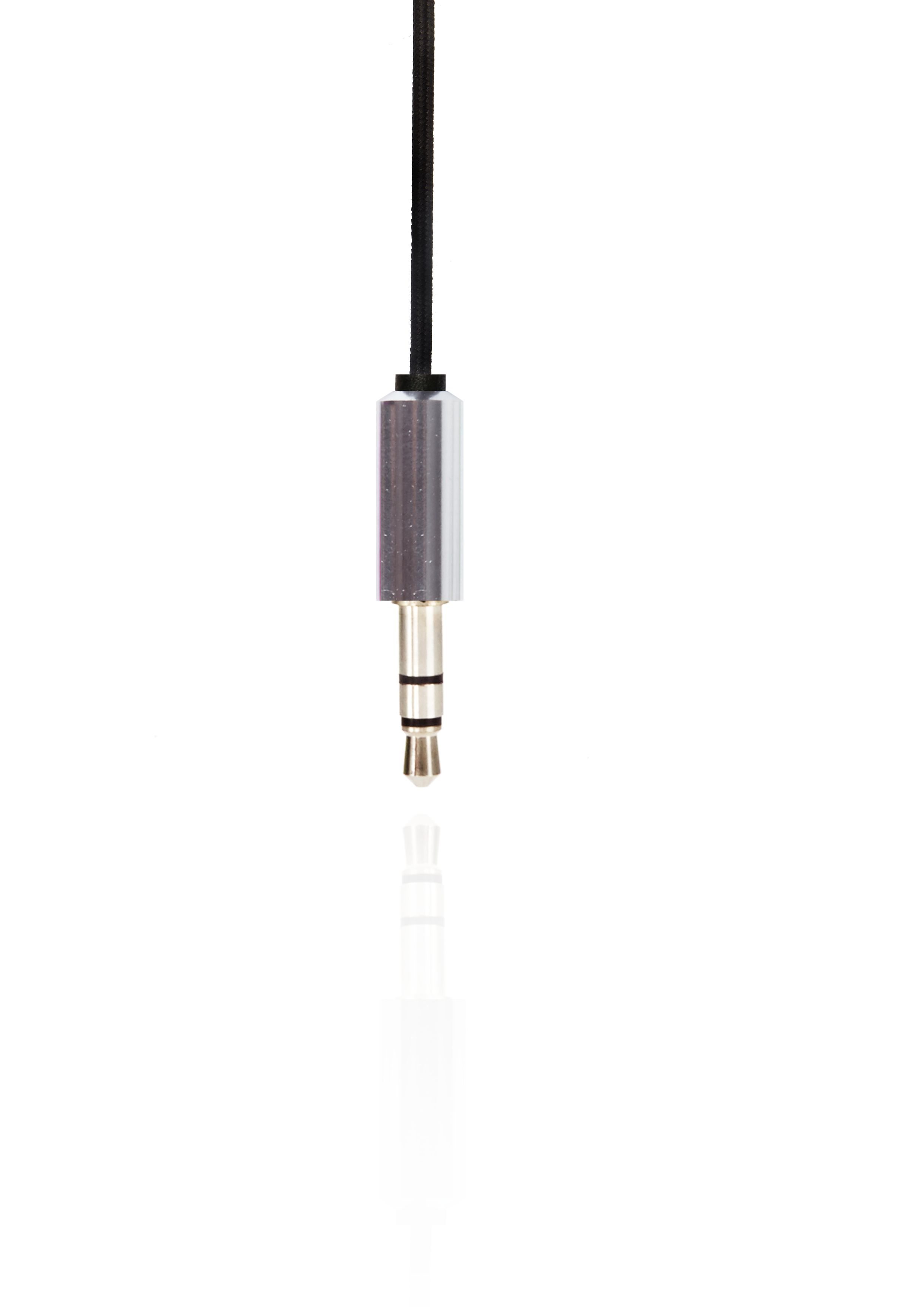 Srebrny wtyk audio 3,5 mm wisi na czarnym kablu na białym tle z odbiciem.