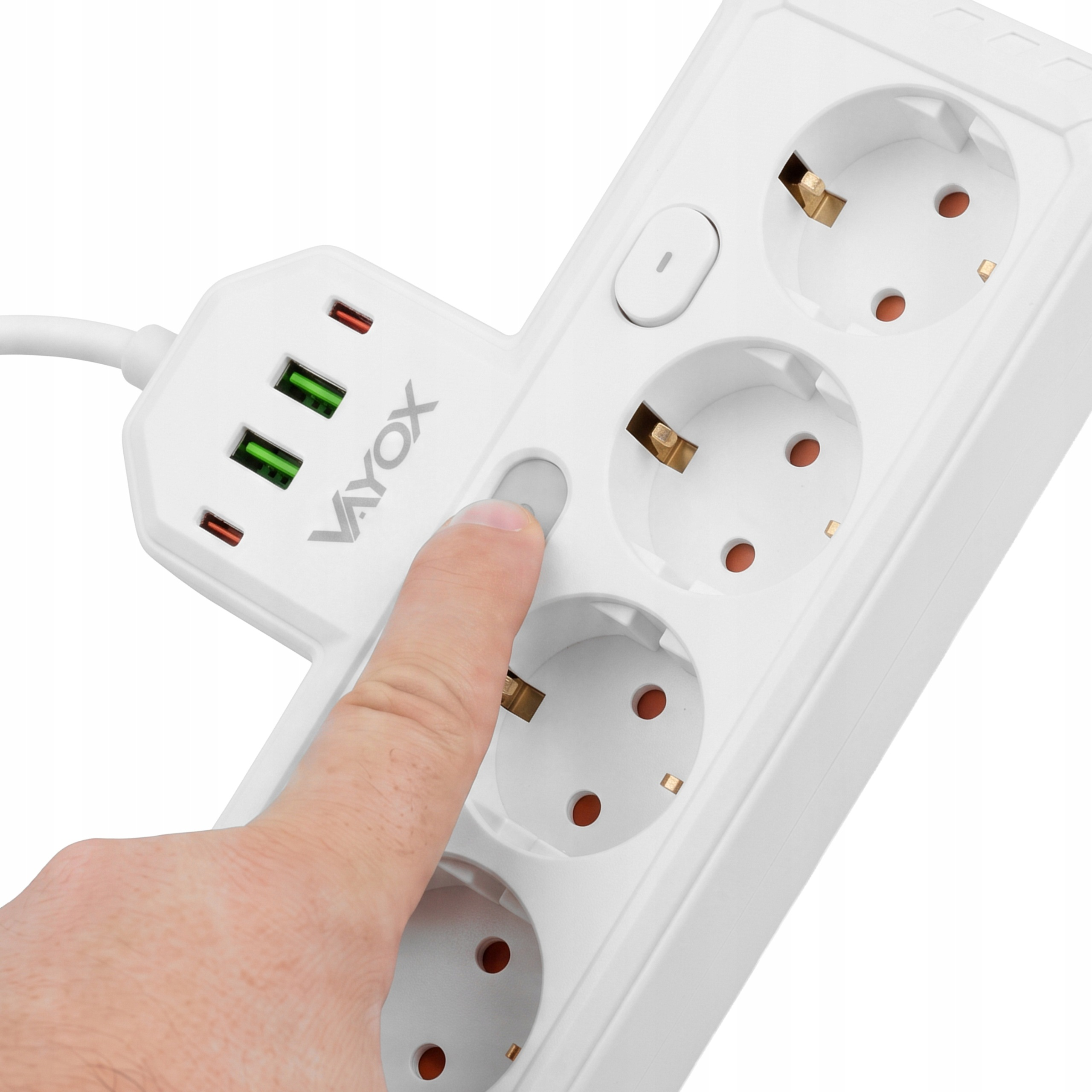 Palec wciska przycisk zasilania na białej listwie zasilającej Vayox z portami USB i gniazdami.