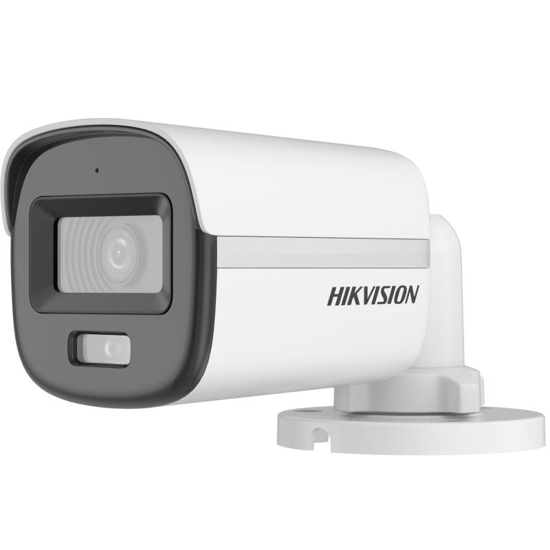 Açık arka planda beyaz Hikvision güvenlik kamerası.