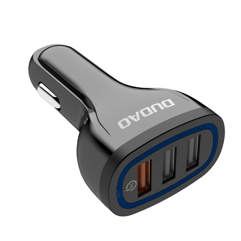 Czarna ładowarka samochodowa z trzema portami USB i białym napisem na białym tle.