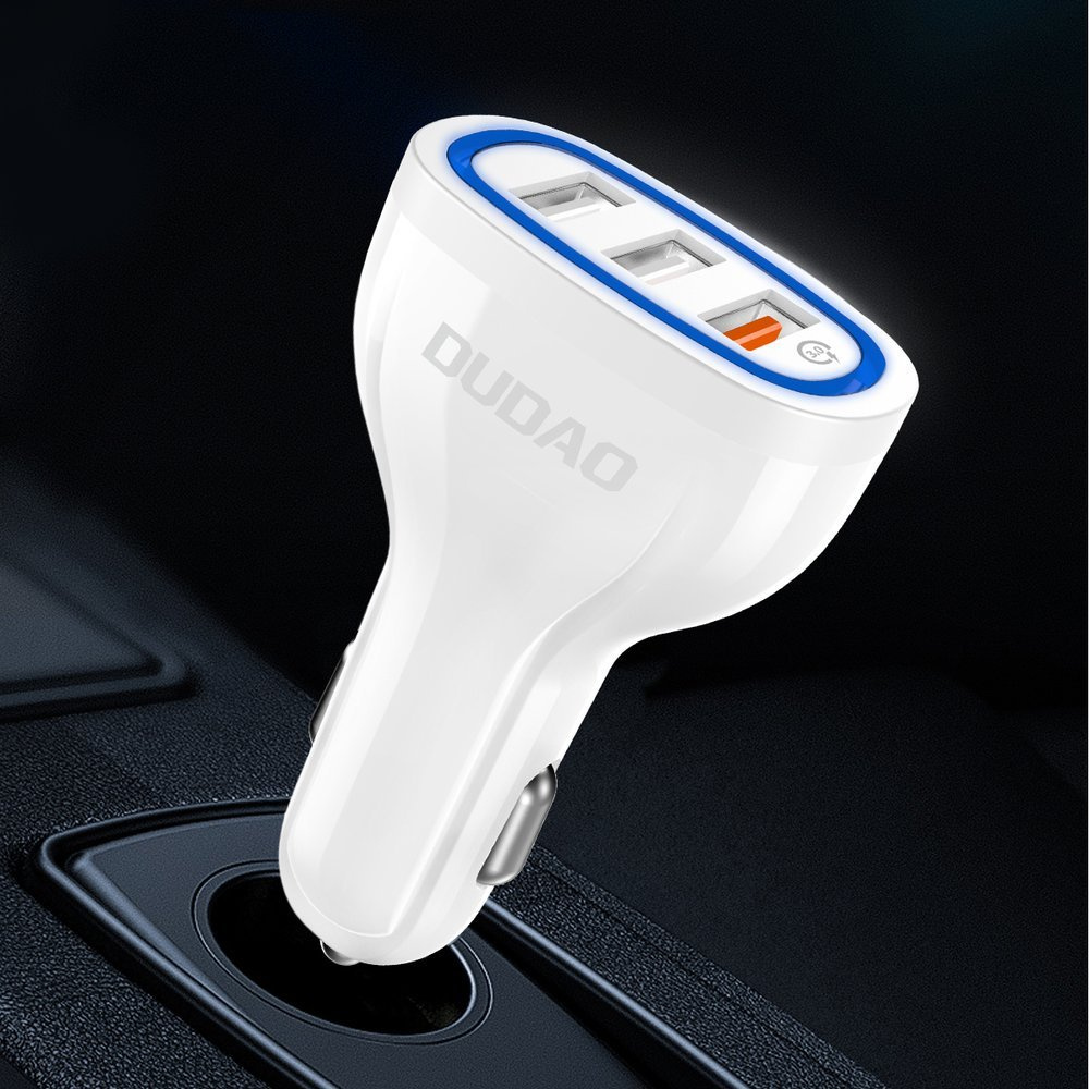 Biała ładowarka samochodowa Dudao z trzema portami USB podłączona w samochodzie.