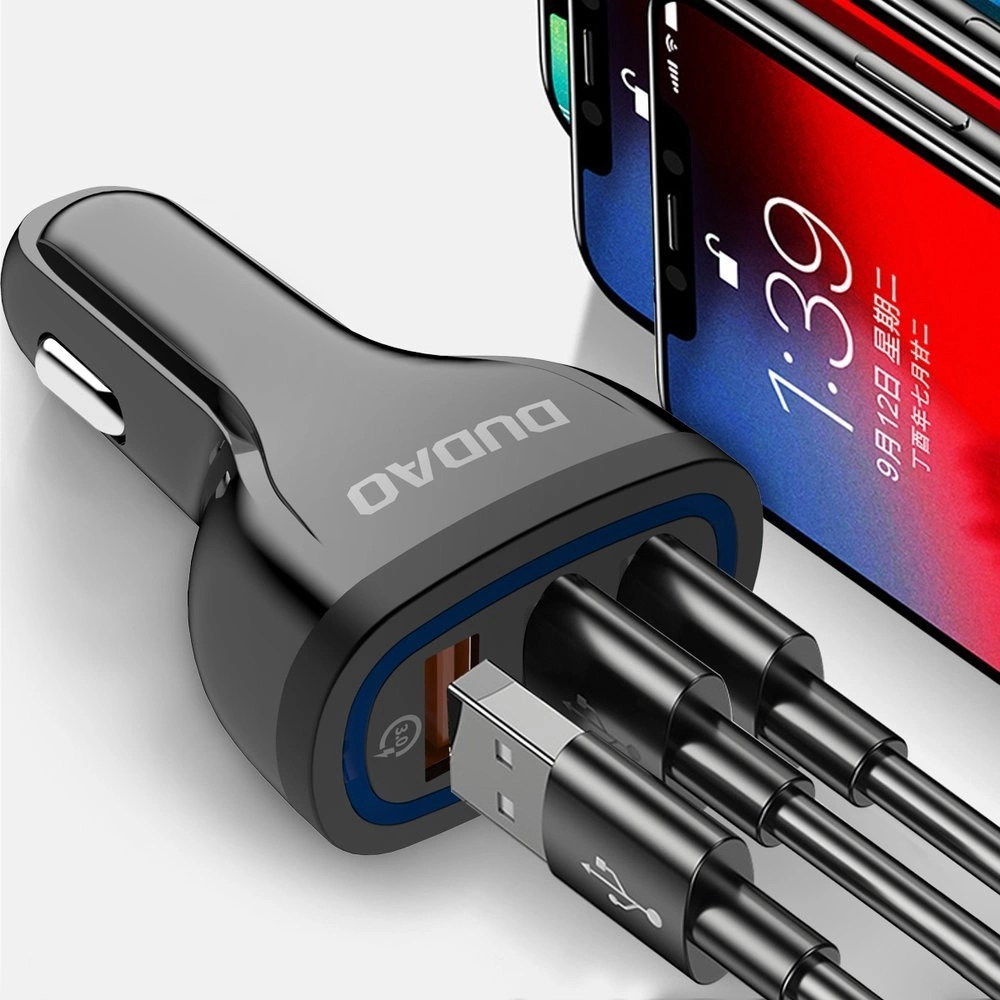 Czarna ładowarka samochodowa Dudao z trzema podłączonymi kablami USB i smartfonami w tle.