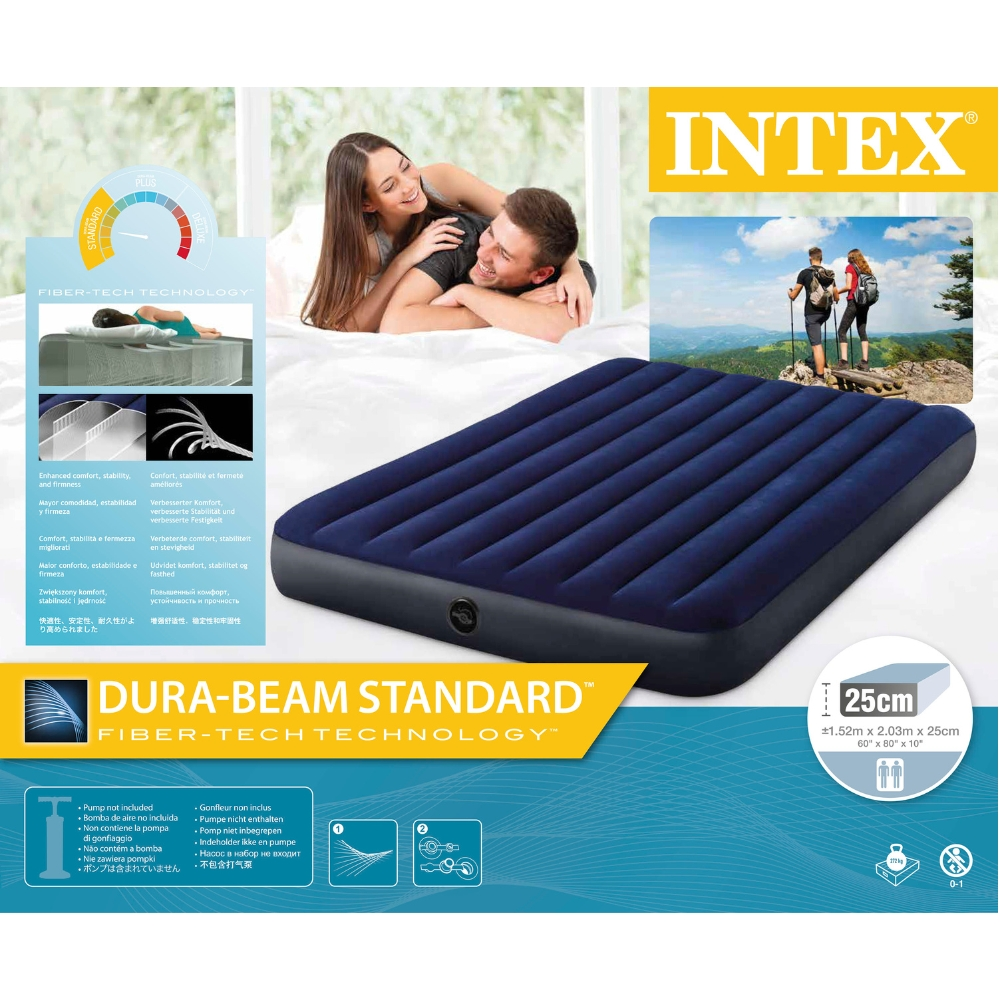 Opakowanie produktu niebieskiego materaca dmuchanego Intex Dura-Beam Standard z szczęśliwą parą i turystami.