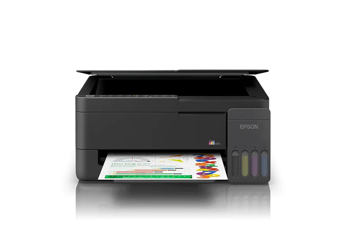 Siyah arka plan önünde renkli bir belge basan siyah Epson EcoTank yazıcı.