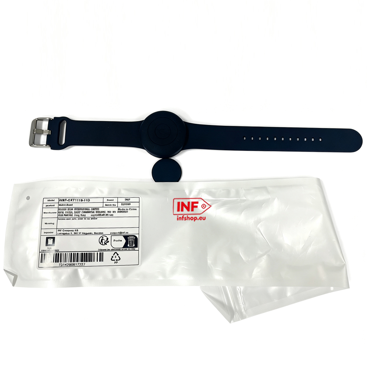 Un cinturino per orologio in silicone blu scuro con un tracker rotondo si trova sopra la busta di plastica con etichette.