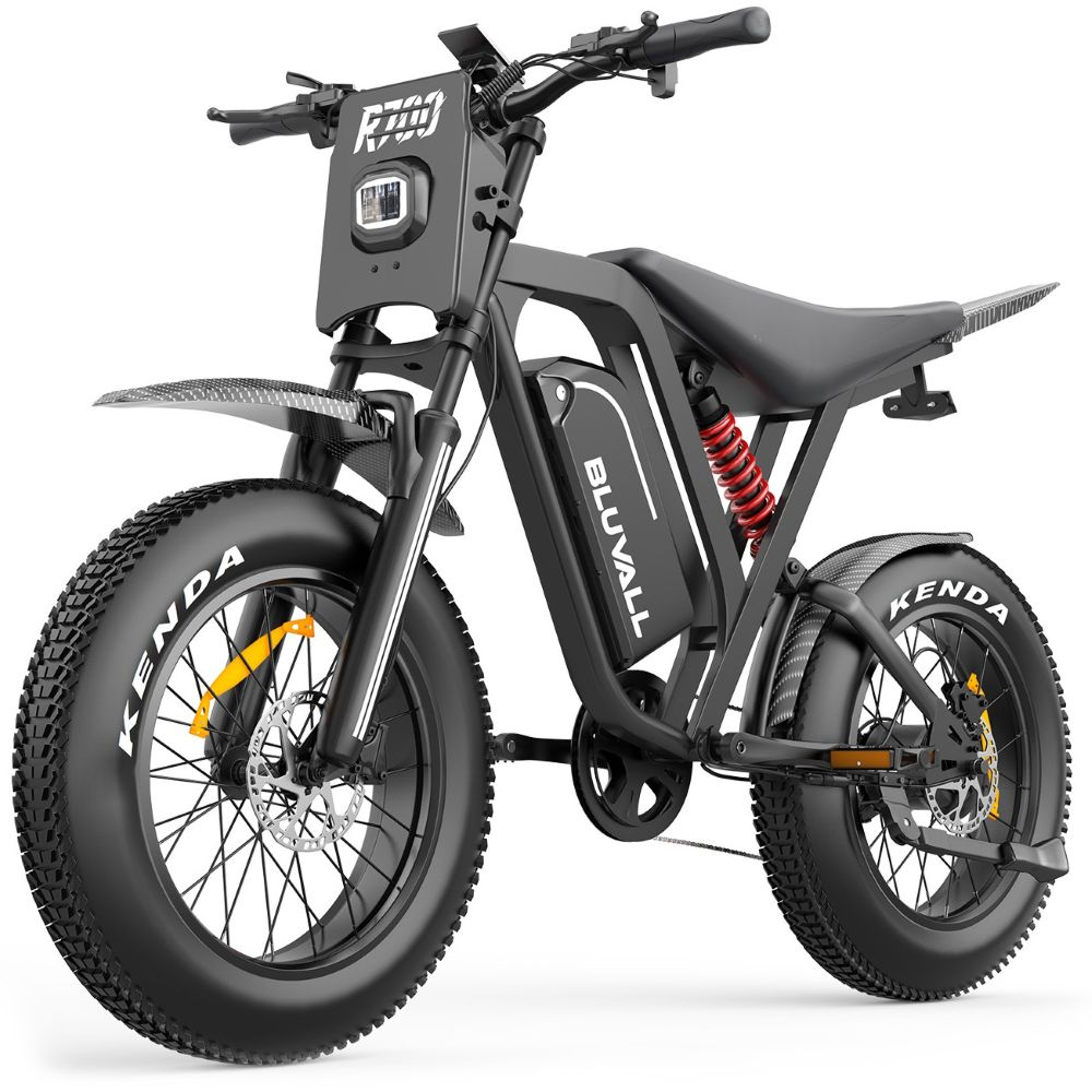 Una bici elettrica nera con pneumatici Kenda spessi, sospensione anteriore e batteria centrale.
