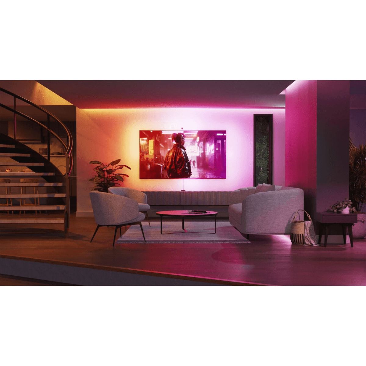 Sala de estar moderna iluminada con luces LED rojas y amarillas, televisor de pared, sofá y sillones.