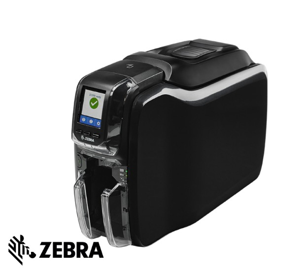 LCD ekranlı ve şeffaf plastik kılavuzlu siyah Zebra kart yazıcısı, beyaz arkaplanda izole edilmiş.