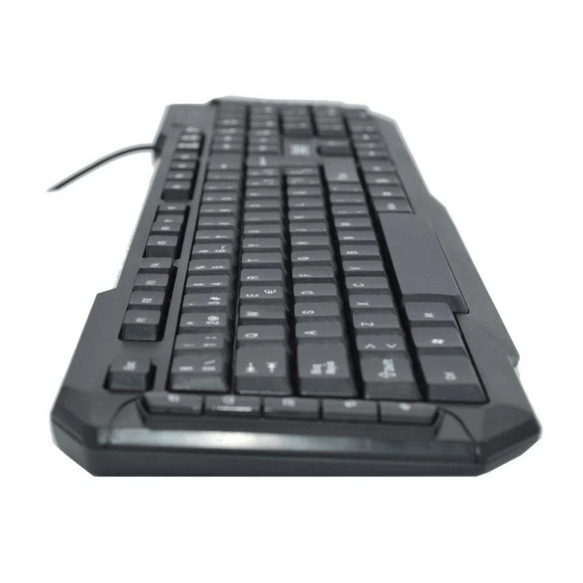 Un teclado de ordenador negro en ángulo sobre fondo blanco.