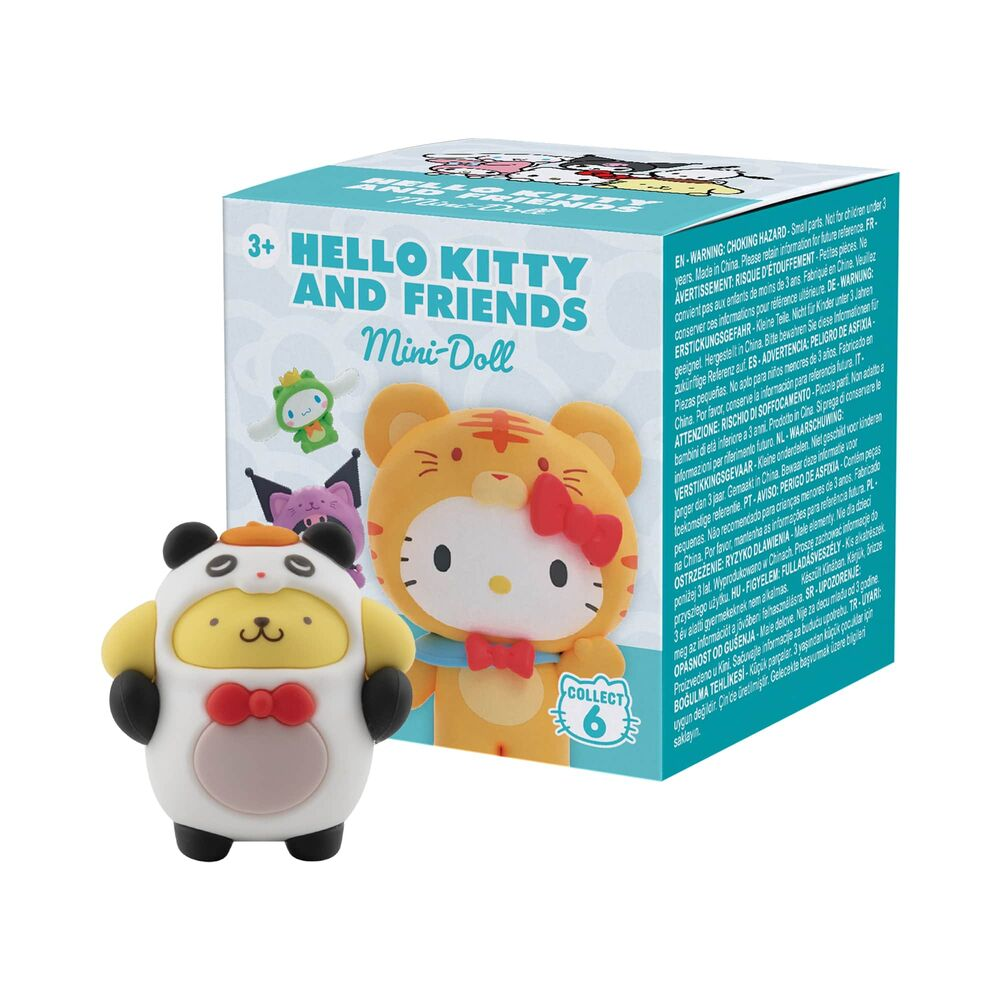 Minimuñeca de Hello Kitty and Friends con disfraz de panda frente al empaque azul.