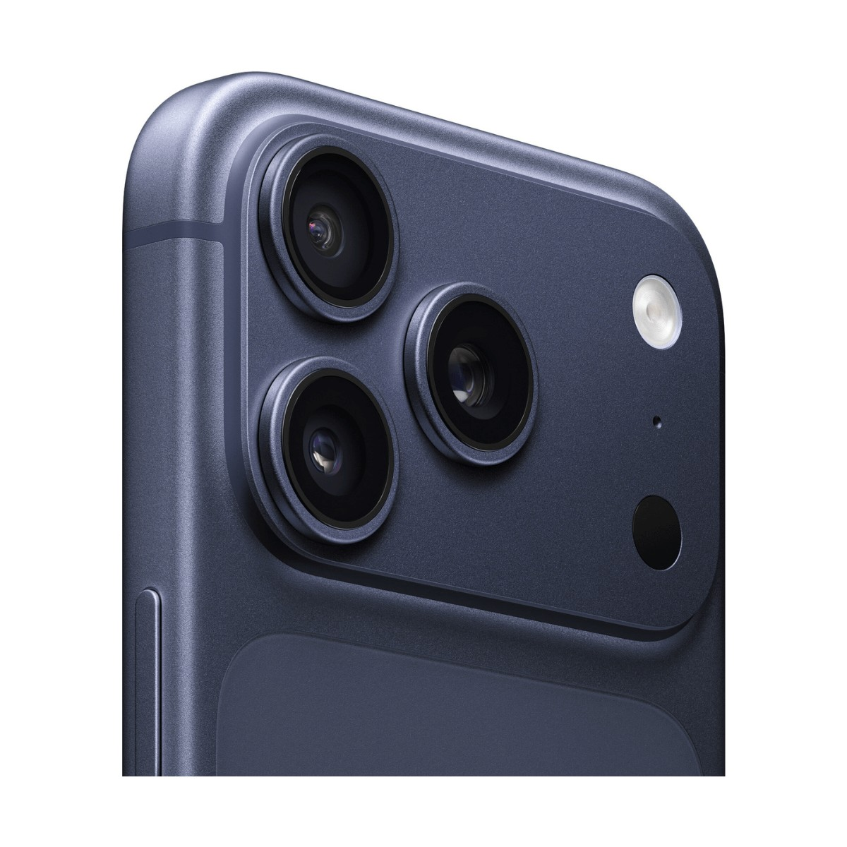 Primo piano del modulo fotocamera di uno smartphone blu scuro con tre lenti e flash su sfondo bianco.