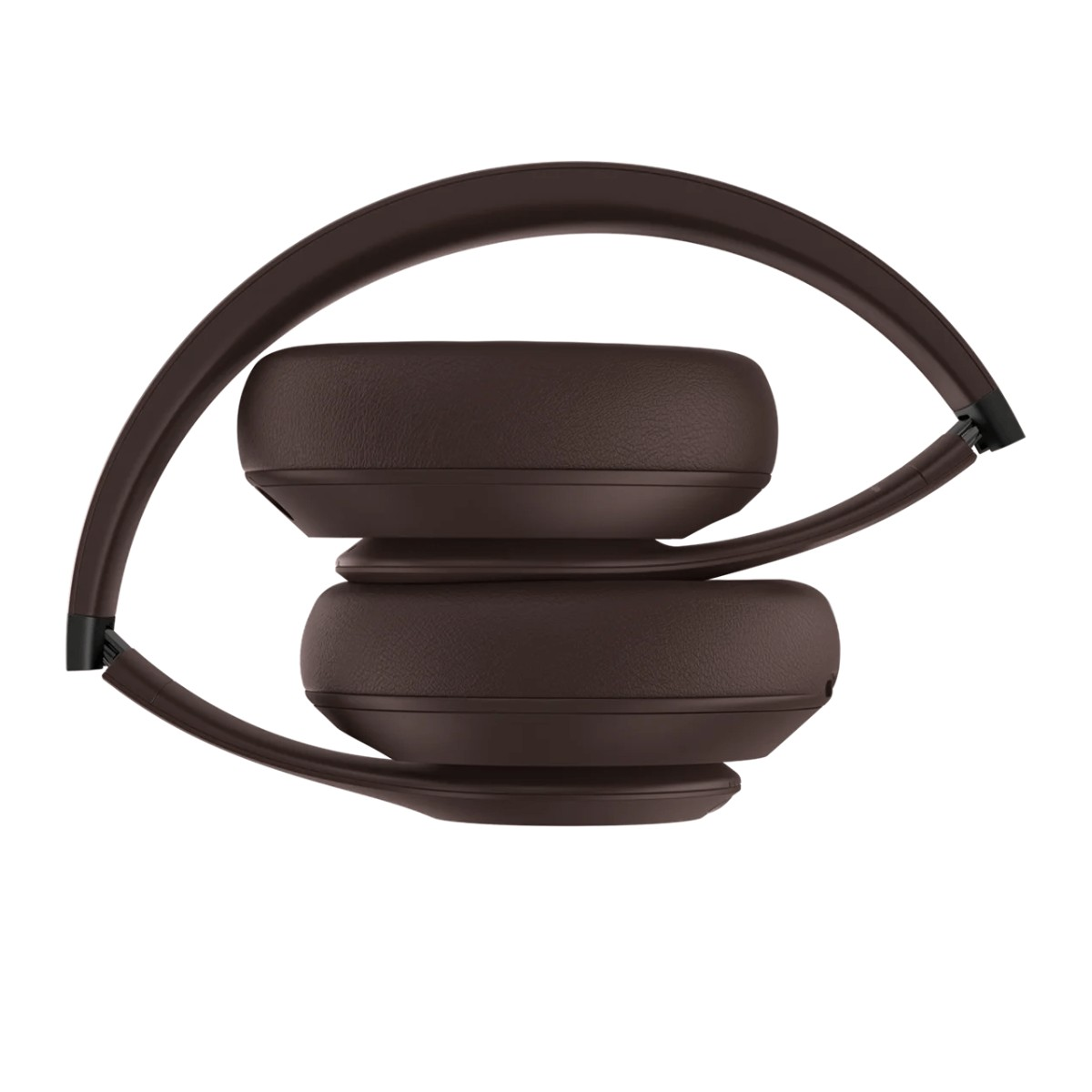 Cuffie wireless marrone scuro ripiegate su sfondo bianco.