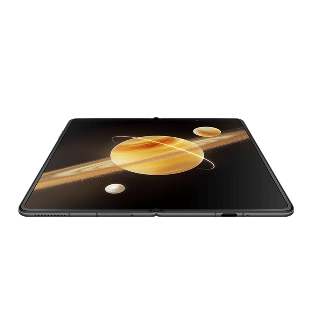 Uno smartphone pieghevole aperto che mostra uno sfondo spaziale con un pianeta con anelli su sfondo bianco.